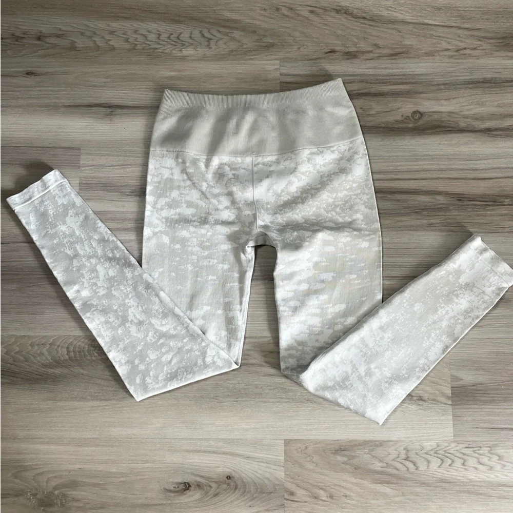 Fabletics High-Waisted Seamless Mist Legging Light Grey & White Size Small - Picture 8 of 9